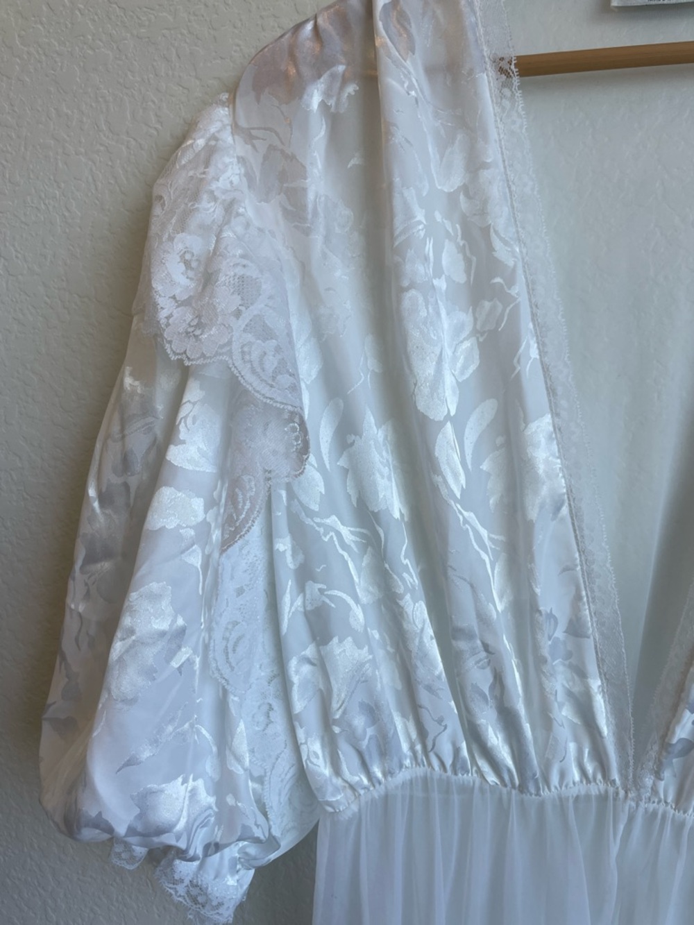 Val Mode Lingerie White Lace-Trim Peignoir • Large - Picture 10 of 14